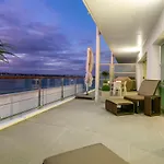 Light And Spacious W Incredible Harbour Views